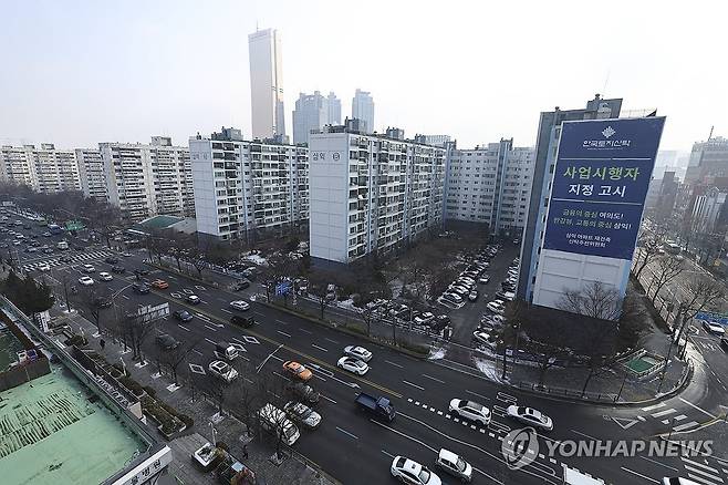 준공 30년, 안전진단 없이 재건축 착수 (서울=연합뉴스) 윤동진 기자 = 아파트를 지은 지 30년이 넘었다면 안전진단 없이 재건축을 시작할 수 있도록 정부가 절차를 간소화하기로 했다. 정부는 10일 윤석열 대통령 주재로 '국민과 함께하는 민생토론회'를 열고, 이 같은 내용의 주택공급 확대 및 건설경기 보완방안을 발표했다.
    사진은 이날 여의도 재건축 아파트 일대 모습. 2024.1.10 mon@yna.co.kr