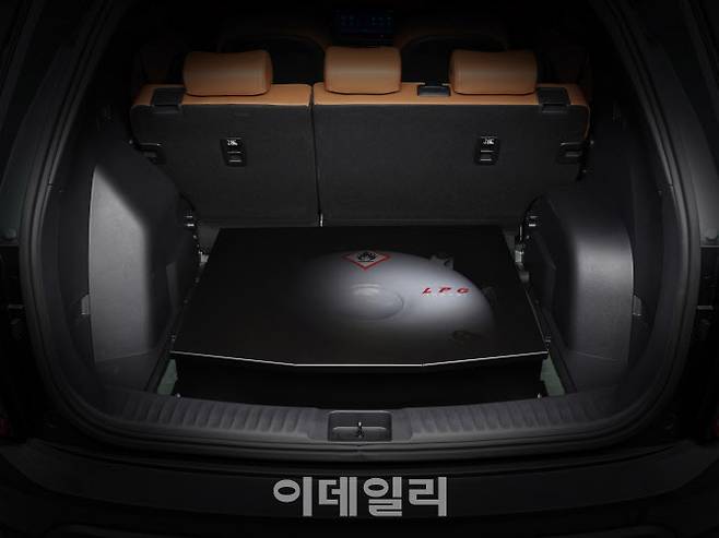 토레스 바이퓨얼 모델에 탑재된 LPG연료 탱크 모습.(사진=KG모빌리티)