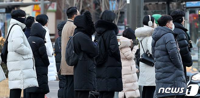 반짝 강추위가 찾아온 8일 오전 서울 광화문네거리에서 시민들이 잔뜩 움츠린채 출근길 발걸음을 재촉하고 있다.  2024.1.8/뉴스1 ⓒ News1 박지혜 기자