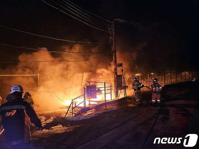 10일 오후 11시39분쯤 충북 보은군 내북면 한 양계장에서 불이 났다. (보은소방서 제공) /뉴스1