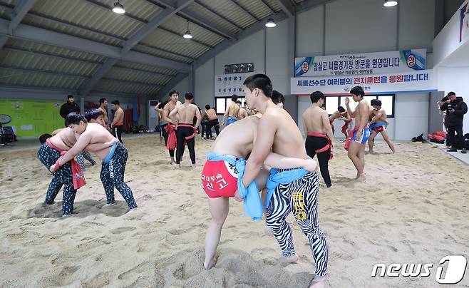 전북 임실군 종합경기장에 소재한 씨름장이 전국 씨름선수들에게 전지훈련장으로 각광을 받고 있다.(임실군제공)2024.1.11/뉴스1