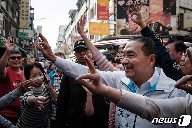 허우유이 후보가 10일 가오슝 산허시장에서 기호 3번 투표를 독려하고 있다. 2024.01.10 ⓒ AFP=뉴스1 ⓒ News1 최종일