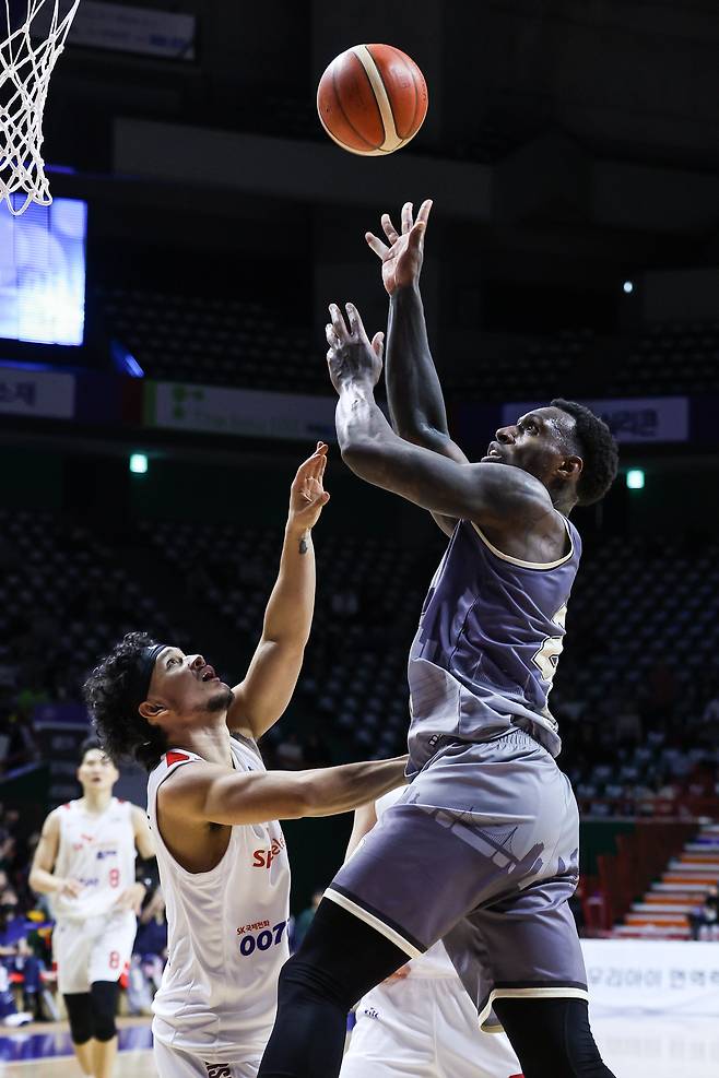 전주 KCC 라건아(오른쪽)가 KBL 통산 최다득점 2위에 올랐다. (KBL 제공)