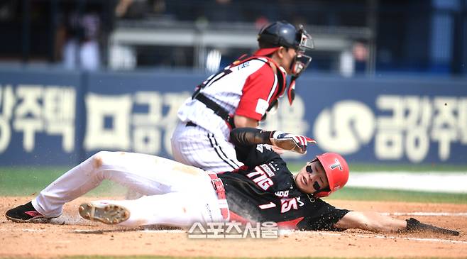 KIA 박찬호가 2023년 4월30일 잠실야구장에서 열린 2023 KBO리그 LG와 경기 3회초 2사2루 김선빈 좌전안타 때 홈으로 파고들어 득점을 하고 있다. 잠실 | 최승섭 기자 thunder@sportsseoul.com