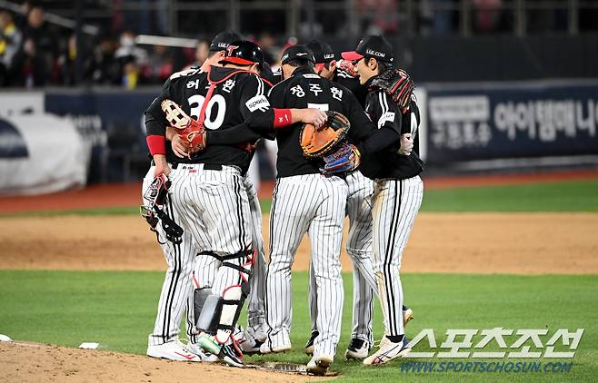 11일 수원KT위즈파크에서 열린 한국시리즈 4차전 LG와 KT의 경기, LG가 15대4로 승리했다. 경기 종료 후 기쁨을 나누는 LG 최원태와 허도환의 모습. 수원=허상욱 기자wook@sportschosun.com/2023.11.11/