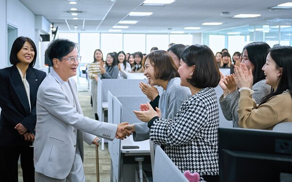 이재현 CJ그룹 회장이 지난 10일 서울 용산구에 위치한 CJ올리브영 본사를 방문해 임직원들과 만났다. ⓒCJ그룹