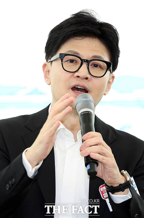 한동훈 국민의힘 비상대책위원장이 10일 오후 부산 동구 아스티호텔 부산워케이션거점센터를 방문, 미래 일자리 현장간담회를 갖고 있다. /뉴시스