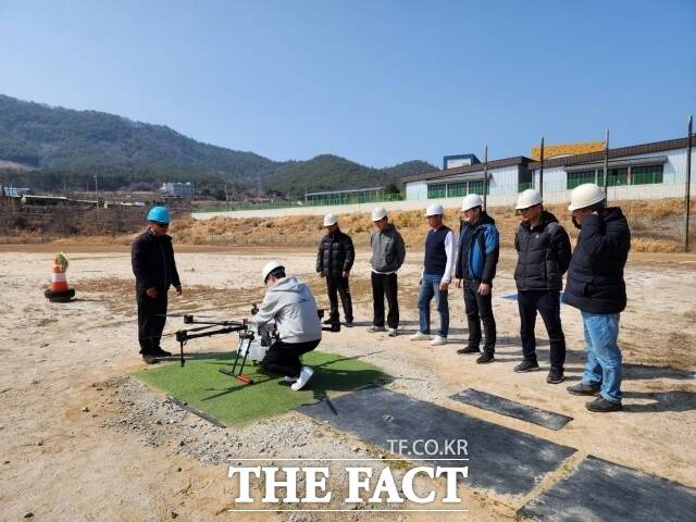 고흥군은 올해도 드론 산업 분야 조종 전문인력 양성 및 드론 친화형 도시 이미지 구축을 위해 수요자 맞춤형 드론 자격증 취득을 위한 드론 아카데미를 운영한다고 11일 밝혔다./고흥군