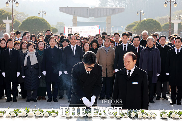 한동훈 국민의힘 비상대책위원장이 4일 오전 광주 북구 운정동 국립5·18민주묘지를 찾아 참배에 앞서 헌화를 하고 있다. /뉴시스