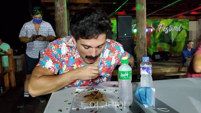 2021년 티니안 핫 페퍼 페스티벌의 핫 페퍼 빨리 먹기 대회 남자 우승자 리카르도 카라즈코(Ricardo Carrazco)가 도니살리 고추 100개를 먹고 있다.