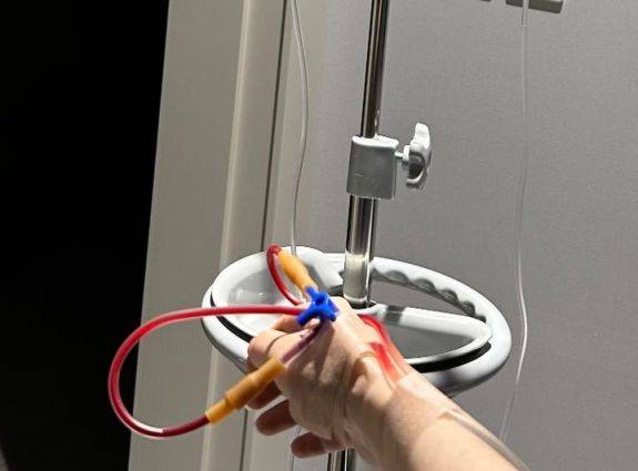 독감에 걸려 수액을 맞고 있던 환자가 자신을 두고 퇴근한 의료진(간호사)으로 인해 피가 역류했다는 사연을 공유했다. [사진=온라인 커뮤니티, SNS 갈무리]