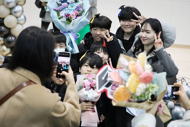 경기도 부천시 부흥초등학교에서 열린 제30회 졸업식에서 담임선생님과 졸업생들이 기념촬영을 하고 있다. 정들었던 선생님과 마지막 사진을 찍기 위해 학생들은 줄지어 기다렸다./박성원 기자