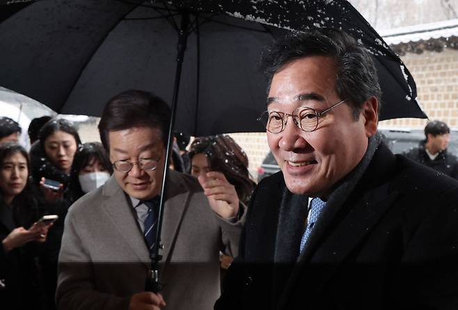 이낙연(오른쪽) 전 민주당 대표와 이재명 대표가 지난달 30일 서울 중구정동에서 만나 음식점으로 이동하고 있다. /이덕훈 기자