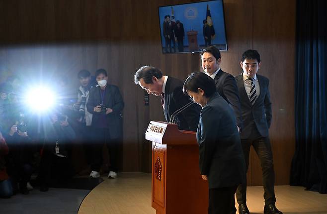 이낙연 전 민주당 대표가 11일 국회 소통관에서 탈당 기자회견을 하며 고개를 숙이고 있다. /이덕훈 기자