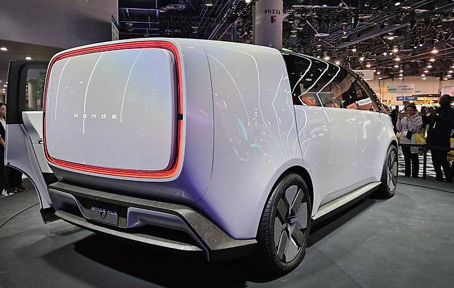 10일(현지시각) CES가 열린 미국 라스베이거스 컨벤션센터(LVCC)에 전시된 혼다 0시리즈 전기차 스페이스-허브 콘셉트. /고성민 기자