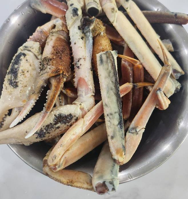 노량진 수산시장에서 한 상인이 고등학생을 상대로 썩은 대게 다리를 판 것으로 전해져 논란이 되고 있다. 네이트판 갈무리