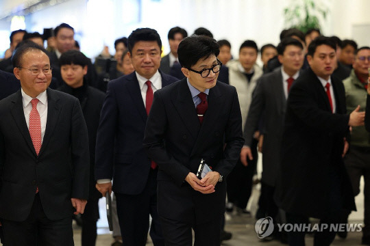 국민의힘 한동훈 비상대책위원장이 11일 오전 부산항국제전시컨벤션센터에서 열린 비상대책위원회에 입장하고 있다. 사진=연합뉴스