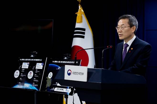 이종호 과기정통부 장관이 11일 정부서울청사에서 우주항공청 설립 관련 브리핑을 하고 있다. 과기정통부 제공.