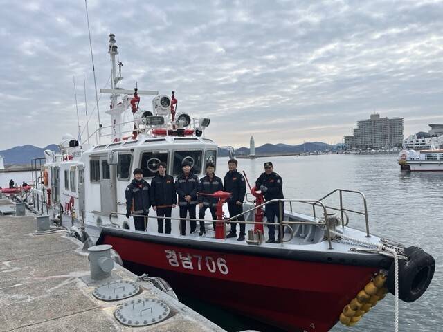 지난해 10월 소매물도 여행 중 다리를 다친 미국인 여성을 육지로 이송한 통영소방서 소속 706소방정 대원들의 모습. 통영소방서 제공