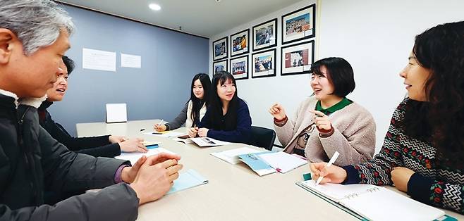 지난 9일 우리민족서로돕기운동 사무처 회의에 참석한 양두리 부장(오른쪽 둘째). 양 부장은 우리민족서로돕기운동 활동을 통해 “어떤 현상이나 상황을 마주했을 때 조금 더 구체적이고 적극적인 자세가 됐다”고 말한다. 정용일 선임기자 yongil@hani.co.kr