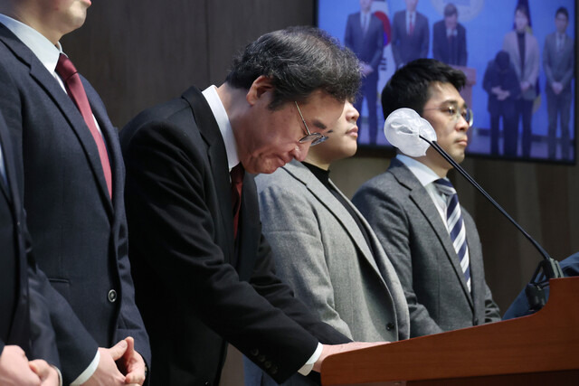 이낙연 전 국무총리가 11일 국회 소통관에서 기자회견을 열고 탈당 및 신당 창당을 선언하고 있다. 연합뉴스