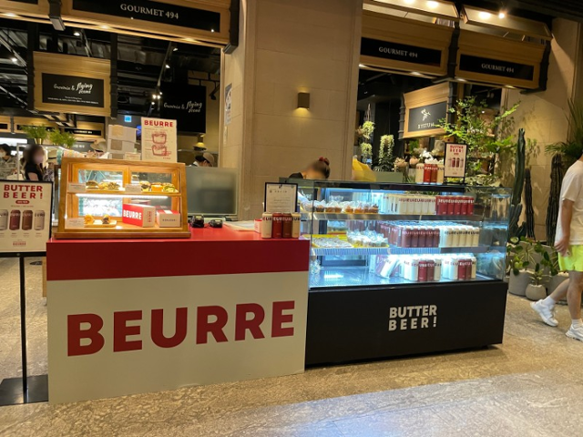 2022년 '뵈르맥주'를 판매한 유명 백화점 팝업스토어의 진열대에 'BUTTER BEER(버터 비어)''라는 광고 문구가 걸려 있다. 독자 제공
