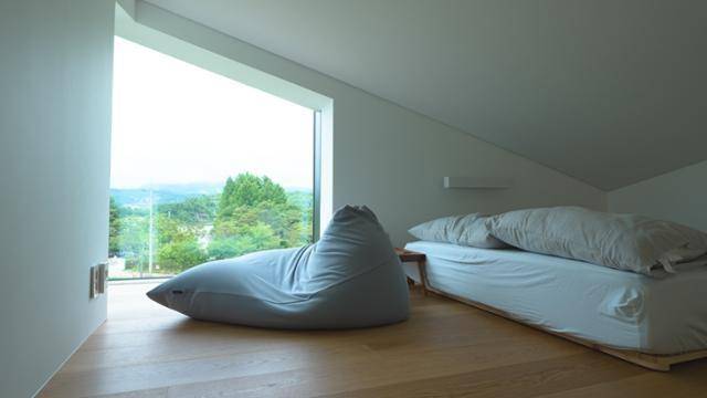 박영한의 소설 ‘지상의 방 한 칸’은 다락방이다. 실제 작가는 다락방에서 글을 썼다. ‘방 한 칸’을 찾아 헤매는 과정이 몹시 슬프고 고통스럽다. 사진은 잘 꾸며진 다락방 모습.