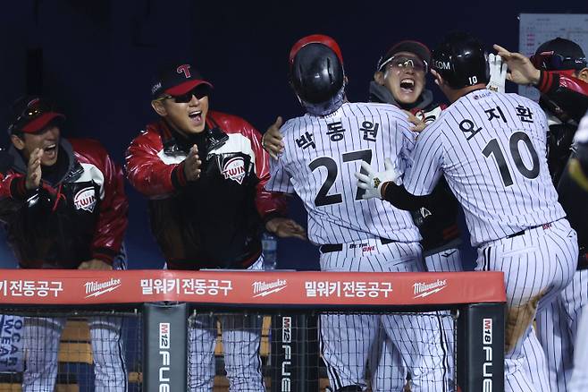 <yonhap photo-5149="">(서울=연합뉴스) 신현우 기자 = 8일 서울 잠실야구장에서 열린 2023 KBO 한국시리즈 2차전 kt wiz와 LG 트윈스의 경기. 8회말 1사 2루 LG 박동원이 역전 2점 홈런을 친 뒤 더그아웃에서 염경엽 감독과 기뻐하고 있다. </yonhap>