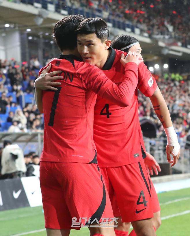 위르겐 클린스만 감독이 이끄는 축구국가대표팀이 24일 오후 울산문수월드컵경기장에서 콜롬비아와 경기를 펼쳤다. 손흥민이 전반 첫골을 성공시키고 김민재와 포옹하고있다. 울산=정시종 기자 capa@edaily.co.kr /2023.03.24.