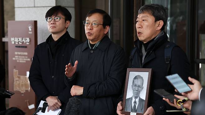 11일 오전 서울 서초구 대법원에서 열린 일본제철 강제동원 손배소송 상고심 판결 선고 기자회견 [사진 제공: 연합뉴스]