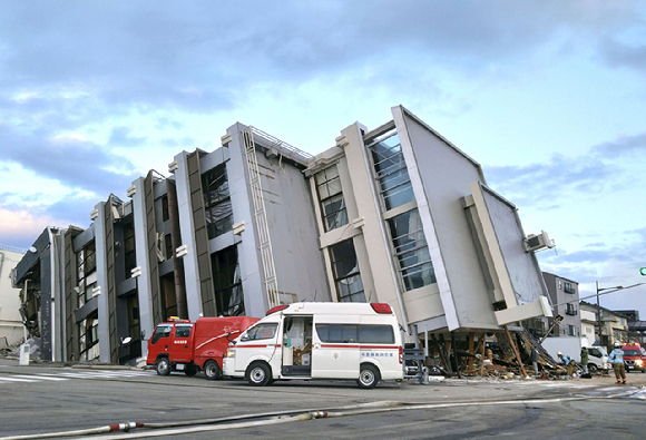 일본 이시카와현 노토반도에서 발생한 지진으로 와지마시의 한 건물이 옆으로 쓰러져 있다. [사진=와지마=AP/뉴시스]