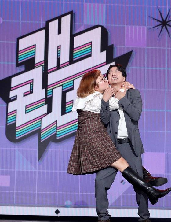 부활한 KBS 개그콘서트에 신설된 코너 ‘데프콘 닮은 여자 어때요’의 한 장면. [연합뉴스]