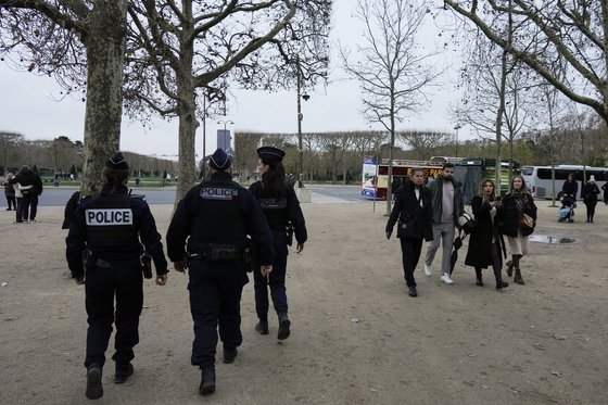 지난해 12월 7일(현지시간) 프랑스 파리 경찰들이 파리 에펠탑 주위를 순찰하고 있다. AP=연합뉴스