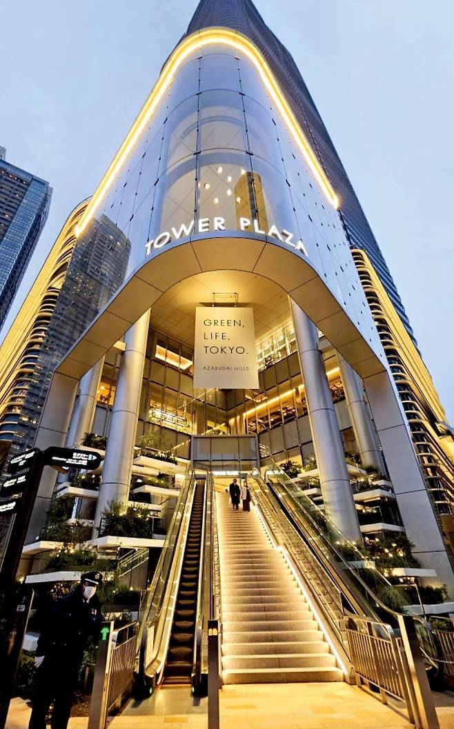 언덕 지형을 살려 지은 아자부다이힐스는 곳곳이 에스컬레이터와 계단으로 연결된다. 사진=김정욱 크리에이터