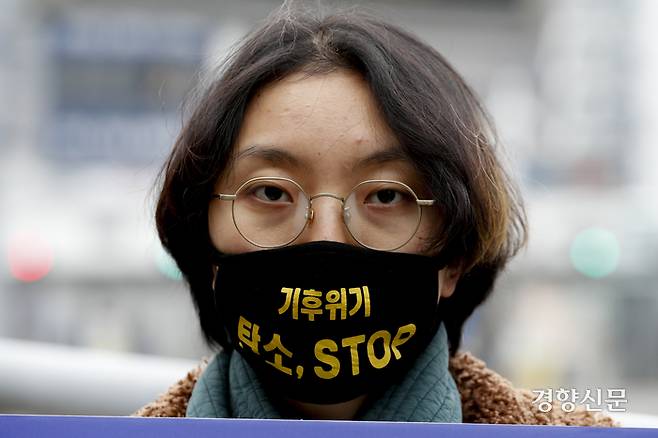 11일 서울 중구 남산 3호 터널 요금소 앞에서 ‘반값 혼잡통행료, 누더기 교통정책’ 규탄 퍼포먼스 중인 서울환경연합 활동가의 마스크에 ‘기후위기, 탄소 stop’ 문구가 적혀있다. 문재원 기자