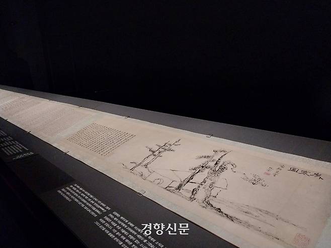 국립중앙박물관 기증관에 전시 중인 ‘세한도’(국보). 중국·한국 문인 20명의 감상평 일부도 펼쳐져 있다. 도재기 선임기자