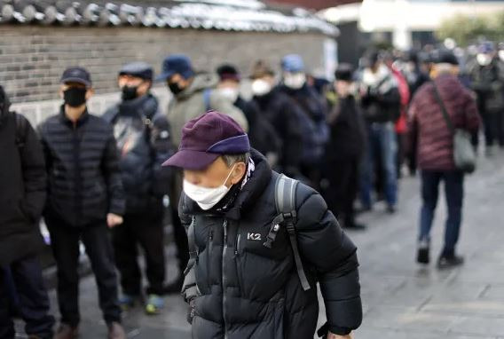 Senior citizens line up for free meals Senior citizens line up for lunch at a free lunch center near Wongaksa Temple in Tapgol Park in Jongno-gu, Seoul, on Tuesday. Yonhap