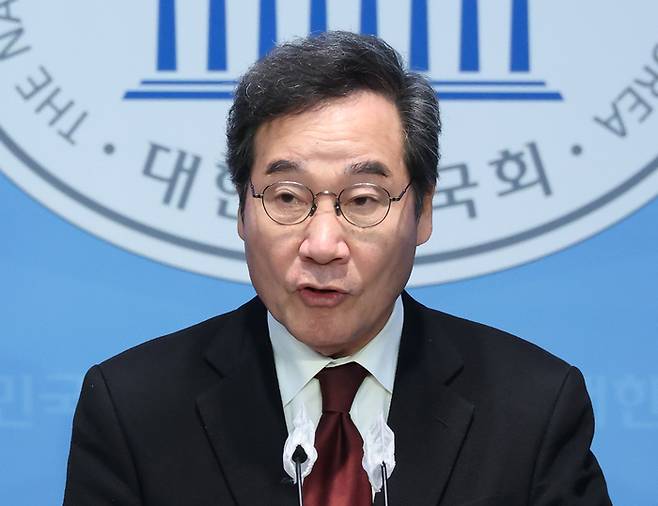 이낙연 전 더불어민주당 대표가 11일 국회 소통관에서 기자회견을 열고 탈당 및 신당 창당을 선언하고 있다.  연합뉴스