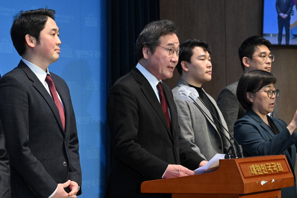 더불어민주당 이낙연 전 대표가 11일 국회에서 기자회견을 열고 탈당 및 신당 창당을 선언하고 있다.   김정록 기자 ilro12@kookje.co.kr