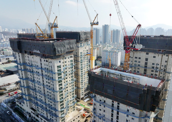 The I’Park apartment in Gwangju, which collapsed and killed six construction workers and injured one in 2022, remains standing on Tuesday. Despite the accident happening two years ago, the dismantling of the apartment complex has yet to be completed. On Thursday, the bereaved families held a ceremony to commemorate those who lost their lives in the accident. [YONHAP]