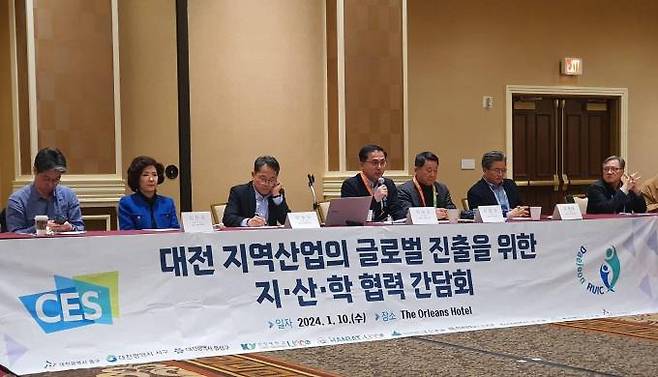 박희조 대전 동구청장은 ‘CES 2024’ 참관 첫째 날인 10일(현지시간) 미국 라스베이거스 더 올리언스 호텔에서 열린 대전 지역산업의 해외 진출을 위한 지‧산‧학 협력 간담회에 참석해 자치구와 대학 간 협력 활성화 방안에 대해 논의했다. 대전동구