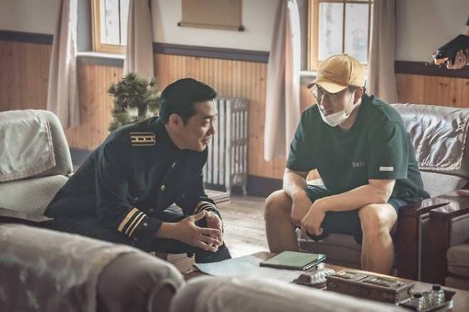 ‘경성크리처’에서 일본 경무관 이시카와를 연기한 배우 김도현(왼쪽)과 정동윤 감독. 넷플릭스