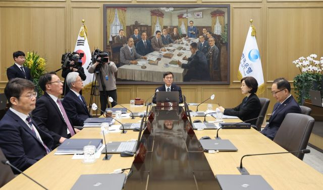 이창용 한국은행 총재가 11일 서울 중구 한국은행에서 금융통화위원회를 주재하는 모습. 연합뉴스