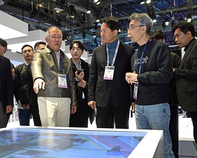 From left Hyundai Motor Chairman Chung Eui-sun, Mayor of Seoul Oh Se-hoon, and Song Chang-hyeon, 42dot CEO and president of the software-defined vehicle unit at Hyundai Motor Group. [Photo by CES Joint Press Corps]