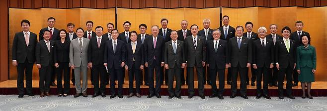 류진 한국경제인협회 회장(앞줄 왼쪽 여덟째), 도쿠라 마사카즈 게이단렌 회장(아홉째)을 비롯한 양국 경제인들이 11일 일본 도쿄 게이단렌 회관에서 열린 '제30회 한일재계회의'에 참석해 기념촬영을 하고 있다. 앞줄 왼쪽부터 조원태 한진그룹 회장, 이웅열 코오롱그룹 명예회장, 최수연 네이버 대표, 조현준 효성그룹 회장, 신동빈 롯데그룹 회장, 김윤 삼양홀딩스 회장, 이장한 종근당 회장, 류 회장, 도쿠라 회장, 사토 야스히로 미즈호파이낸셜그룹 특별고문, 히가시하라 도시아키 히타치제작소 회장, 야스나가 다쓰오 미츠이물산 회장, 스즈키 요시히사 이토추상사 전무, 이즈모 미쓰루 유글레나 사장, 후카가와 유키코 와세다대 교수. 한경협