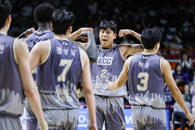 SK전에서 승전고를 울린 KCC 선수단. 사진=KBL 제공