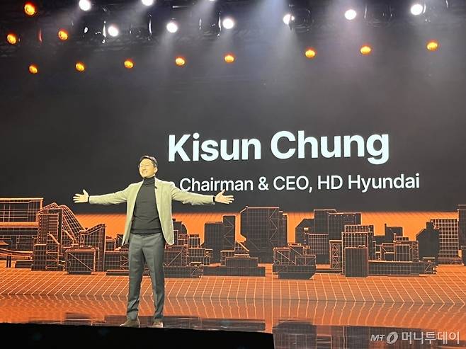 정기선 HD현대 부회장인 10일(현지시간) 미국 라스베이스거스 베네시안 호텔에서 열린 CES 2024 기조연설에서 두 팔을 펼치며 인사를 하고 있다. /사진=이세연 기자