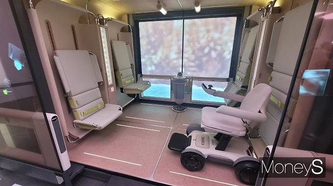 현대차가 다양한 미래 모빌리티를 경험할 수 있도록 CES 2024 부스를 꾸렸다. 사진은 다양한 탑승객들의 수요를 충족하기 위해 사용자 조건에 맞춘 최적화된 공간과 맞춤형 시트를 제공하는 '스페이스 모빌리티'. /사진=김창성 기자