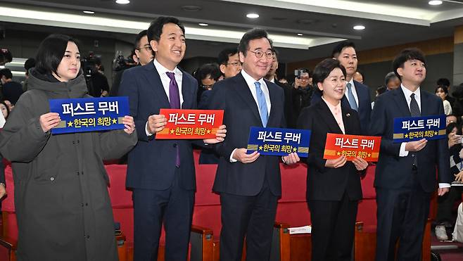 신당 창당을 추진 중인 이준석(사진 오른쪽부터) 국민의힘 전 대표, 양향자 한국의희망 대표, 이낙연 더불어민주당 전 대표, 금태섭 새로운선택 공동대표, 류호정 정의당 의원이 9일 서울 여의도 국회 의원회관에서 열린 양향자 대표의 출판기념회에서 기념촬영을 하고 있다. 임세준 기자