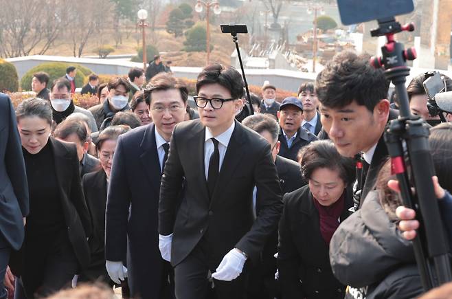 한동훈 국민의힘 비상대책위원장이 10일 오전 경남 창원시 마산회원구 국립3·15민주묘지 도착해 경호받으며 이동하고 있다. [연합]